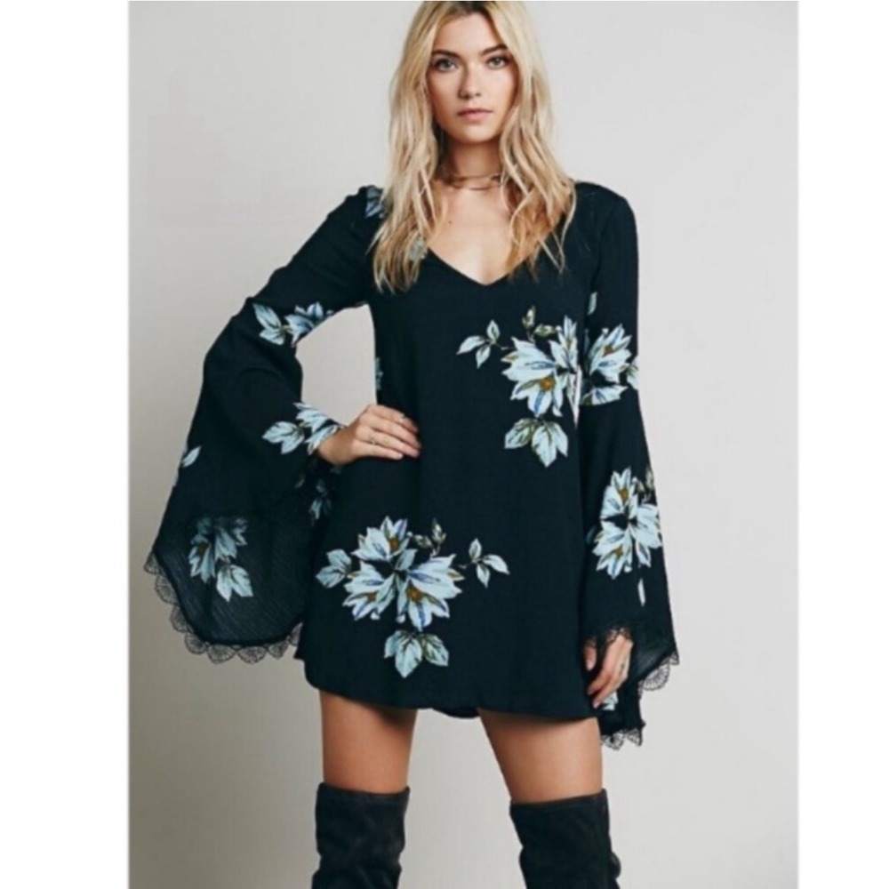 Free People Wanderer Blk Floral Mini Dress Bell Sleeve V-Neck Cutout M Festival